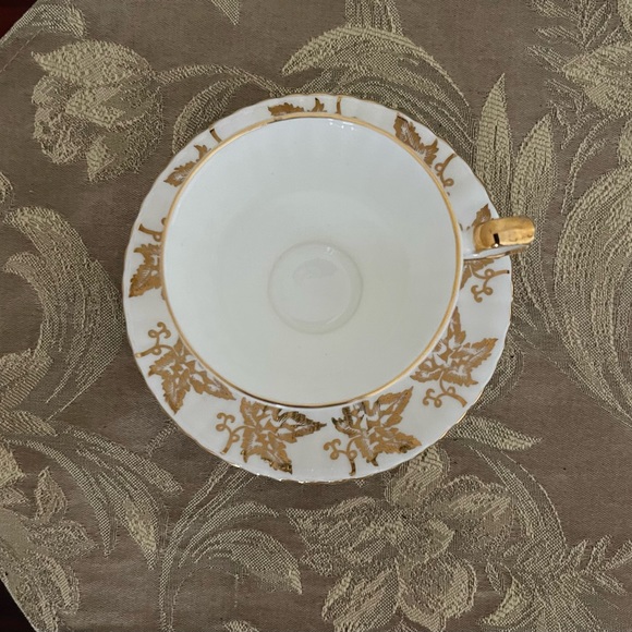 Royal Windsor Canada Gold Maple Leaf Teacup & Saucer - Picture 4 of 13